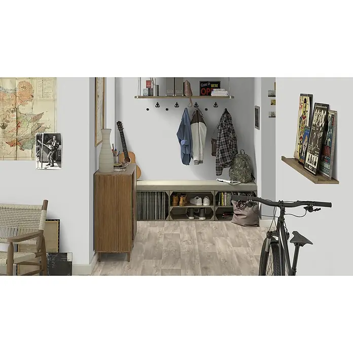 PVC-Boden Meterware Vinylboden 2m Diele Eiche grau antik -  - Eine helle Holzgarderobe mit Sitzbank, Schuh- und Schallplattenfächern und Wandregal mit Haken in einem modernen Zuhause.