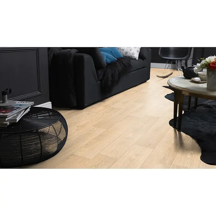 PVC-Boden Meterware Vinylboden 2m Diele Eiche hell creme -  - Helle Holzoptik-Bodenbelag in einem modernen Wohnzimmer, passend zu dunklen Möbeln.