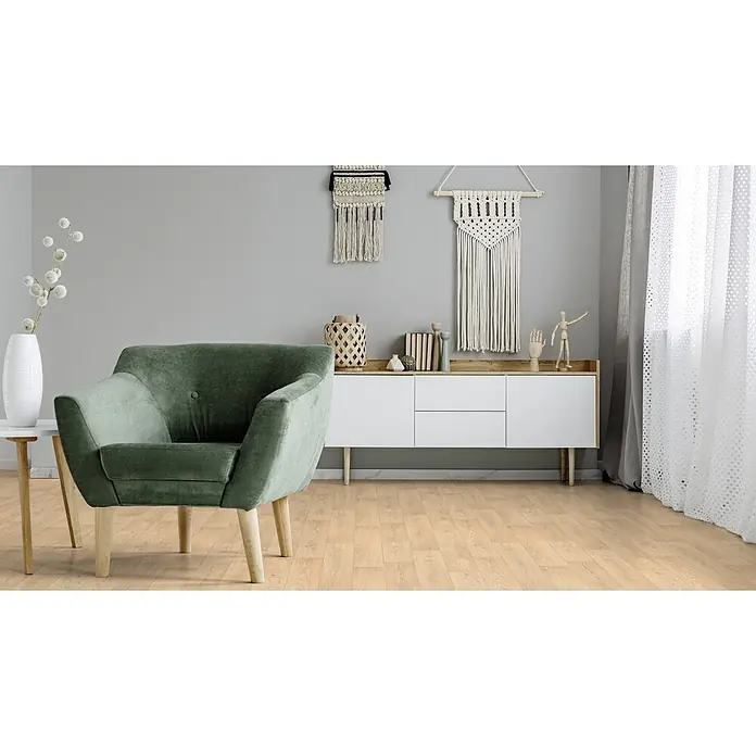 PVC-Boden Meterware Vinylboden 2m Diele Eiche hell creme -  - Helles Holzparkett in einem gemütlichen Wohnzimmer mit grünem Sessel und weißem Sideboard, das eine warme und einladende Atmosphäre schafft.