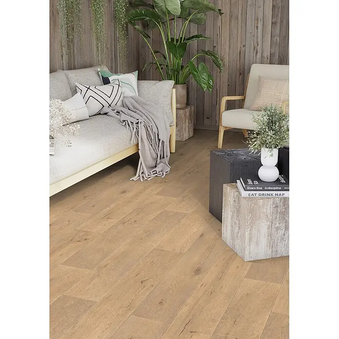 PVC-Boden Meterware Vinylboden 2m Diele Eiche dunkel -  - Hellbrauner Holzfußboden in Wohnzimmerkulisse, der seine natürliche Holzmaserung und Dielenoptik zeigt.