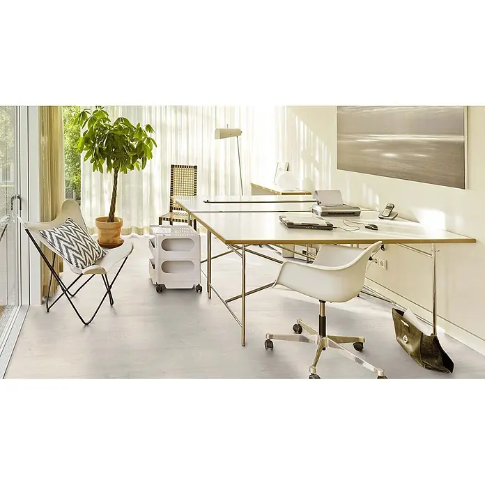 PVC-Boden Meterware Vinylboden 4m Holzoptik Diele Eiche creme weiss -  - Heller, breiter Dielenlaminatboden in einem modernen Homeoffice mit Schmetterlingssessel und Schreibtisch.