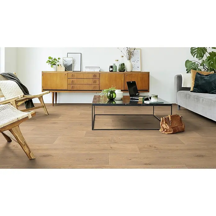 PVC-Boden Meterware Vinylboden 2m Diele Eiche dunkel -  - Naturhellbrauner Holzboden ergänzt ein modernes Wohnzimmerinterieur.