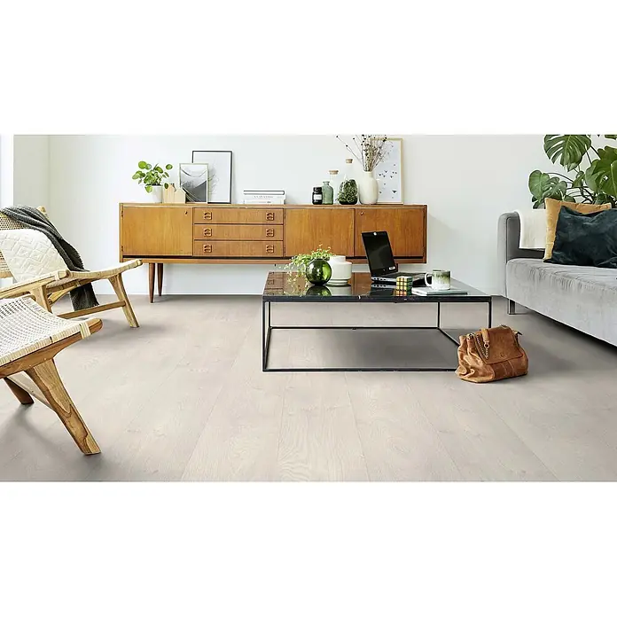 PVC-Boden Meterware Vinylboden 4m Holzoptik Diele Eiche creme weiss -  - Heller Holzdielenboden in einem modernen Wohnzimmer mit Möbeln.