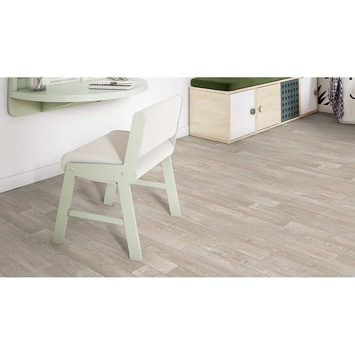 PVC-Boden Meterware Vinylboden 4m Diele Eiche hell-grau -  - Heller Holzoptik-Bodenbelag in einem Raum mit moderner Einrichtung, der eine natürliche Ästhetik zeigt.