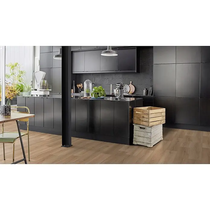 PVC-Boden Meterware Vinylboden 2m Diele Eiche rustikal -  - Helle Holzfußböden in einer modernen Küche mit dunklen Schränken und Kochinsel.