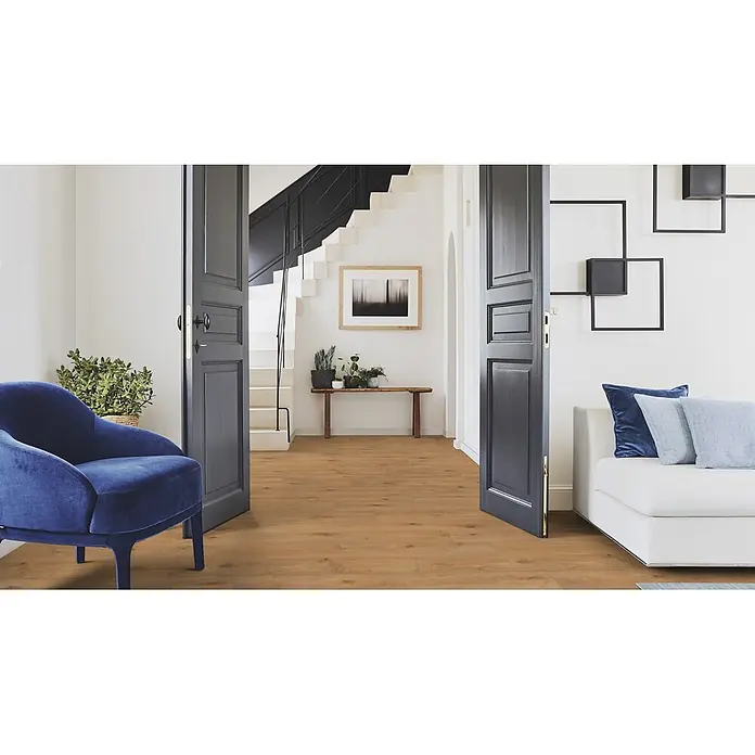 PVC-Boden Meterware Vinylboden 2m Diele Eiche dunkel rustikal -  - Heller Holzfußboden in einem modernen Interieur, der Wohnbereich, Flur und Treppe verbindet.