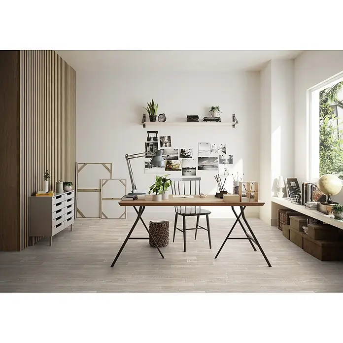 PVC-Boden Meterware Vinylboden 4m Diele Eiche hell-grau -  - Heller Holzschreibtisch mit schwarzem Metallgestell und schwarzem Holzstuhl in einem modernen Home-Office.
