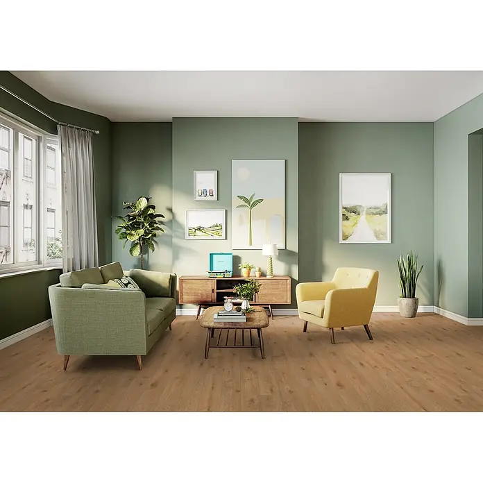 PVC-Boden Meterware Vinylboden 2m Diele Eiche dunkel rustikal -  - Hellbrauner Laminatboden in einem gemütlichen Wohnzimmer mit grünen Wänden, einem grünen Sofa und einem gelben Sessel.