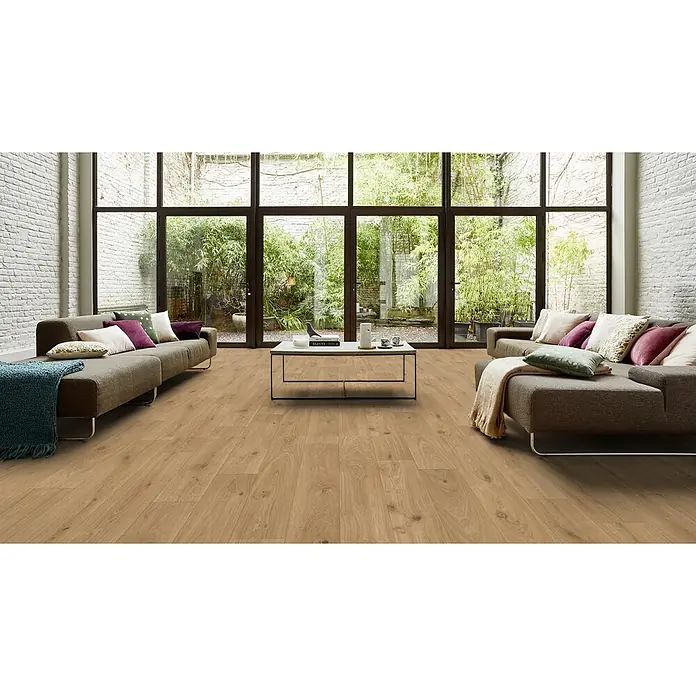 PVC-Boden Meterware Vinylboden 2m Diele Eiche dunkel rustikal -  - Hellebraune Holzfußbodenbretter in einem modernen Wohnzimmer verlegt.