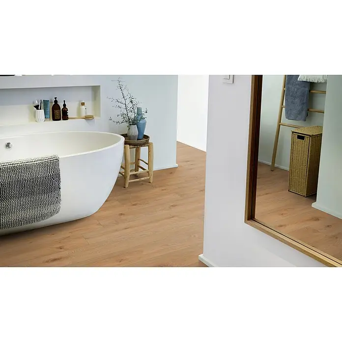 PVC-Boden Meterware Vinylboden 2m Diele Eiche rustikal dunkel -  - Helle Holzoptik-Bodenbeläge in einem modernen Badezimmer mit freistehender Badewanne.