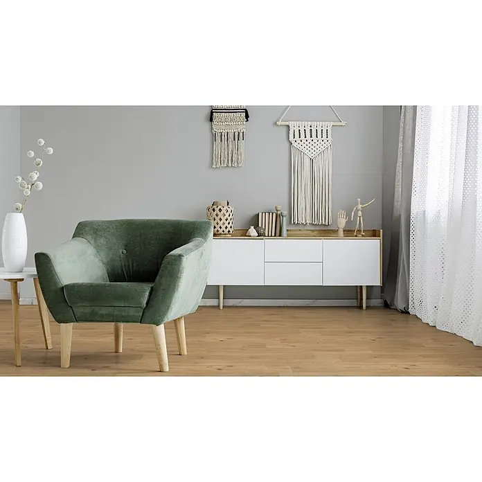 PVC-Boden Meterware Vinylboden 2m Diele Eiche dunkel rustikal -  - Grüner Samtsessel mit Holzbeinen, neben einem Beistelltisch in einem modernen Wohnzimmer.