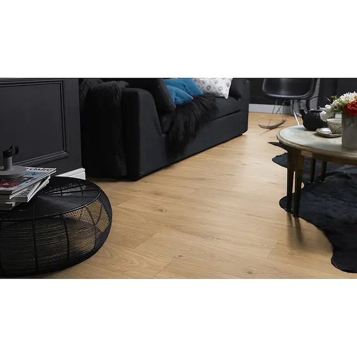 PVC-Boden Meterware Vinylboden 2m Diele Eiche dunkel rustikal -  - Heller Holzbodenbelag in einem Wohnzimmer mit dunklen Möbeln.