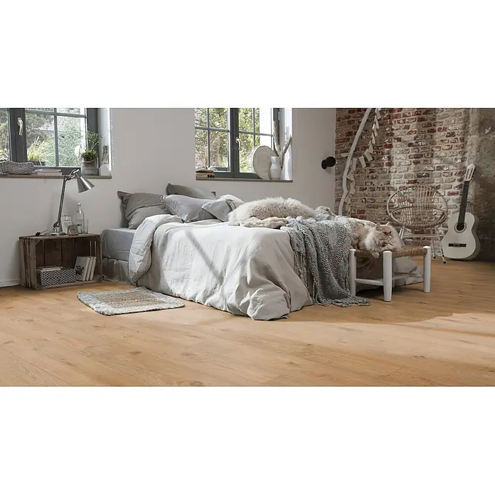 PVC-Boden Meterware Vinylboden 2m Diele Eiche rustikal dunkel -  - Heller Holzplankenboden bedeckt den Boden eines sonnigen Schlafzimmers mit Bett und rustikalen Akzenten.