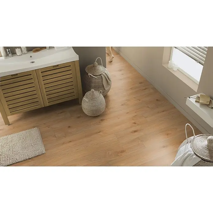 PVC-Boden Meterware Vinylboden 2m Diele Eiche rustikal dunkel -  - Heller Eicheneffekt-Laminatboden in einem modernen Badezimmer.