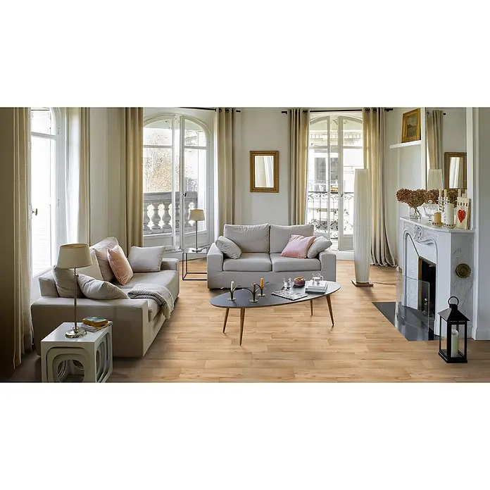 PVC-Boden Meterware Vinylboden 4m Diele Eiche hell -  - Helle Naturholz-Bodenplanken in einem hellen Wohnzimmer.
