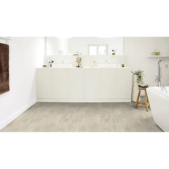 PVC-Boden Meterware Vinylboden 4m Fliesenoptik Travertin hell -  - Hellgrauer und beigefarbener gemusterter Boden in einem hellen, modernen Badezimmer.