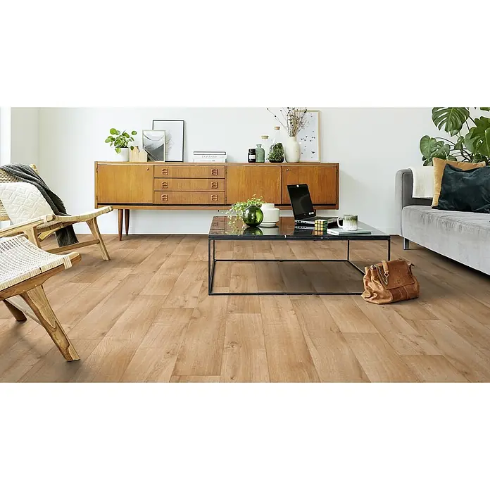 PVC-Boden Meterware Vinylboden 4m Diele Eiche hell -  - Heller Holzoptikboden schafft eine warme, einladende Atmosphäre in einem modernen Wohnzimmer.