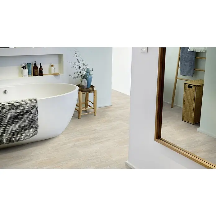 PVC-Boden Meterware Vinylboden 4m Fliesenoptik Travertin hell -  - Helle beige-graue Holzbodenplatten schaffen eine warme, natürliche Atmosphäre in einem modernen Bad und Flur.