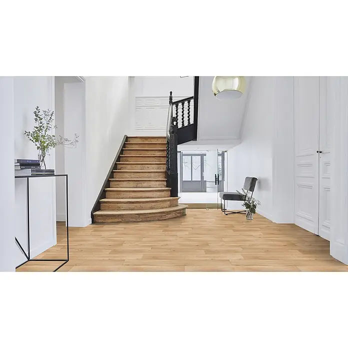 PVC-Boden Meterware Vinylboden 4m Diele Eiche hell -  - Heller Naturholz-Dielenboden, verlegt in einem modernen Flur mit Holztreppe.
