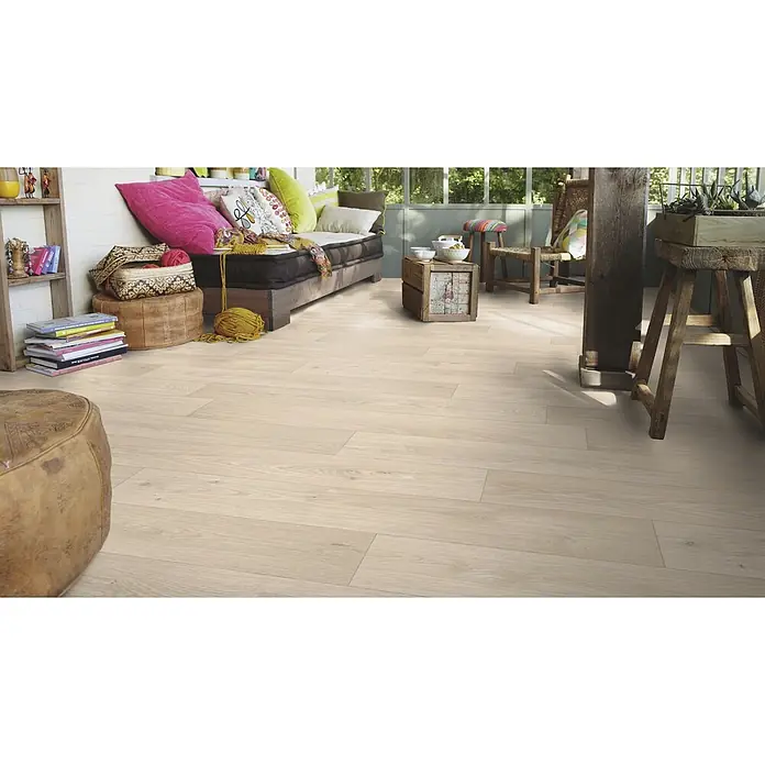 PVC-Boden Meterware Vinylboden 2m Diele Eiche hell creme weiss -  - Heller Eichenlaminatboden mit Naturmaserung in einem gemütlichen, rustikalen Interieur.