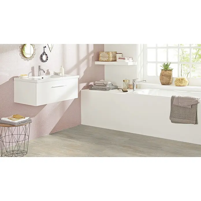PVC-Boden Meterware Vinylboden 4m Fliesenoptik Travertin hell -  - Heller grauer Holzoptik-Boden in einem modernen Badezimmer mit weißem Waschtisch und Badewanne.
