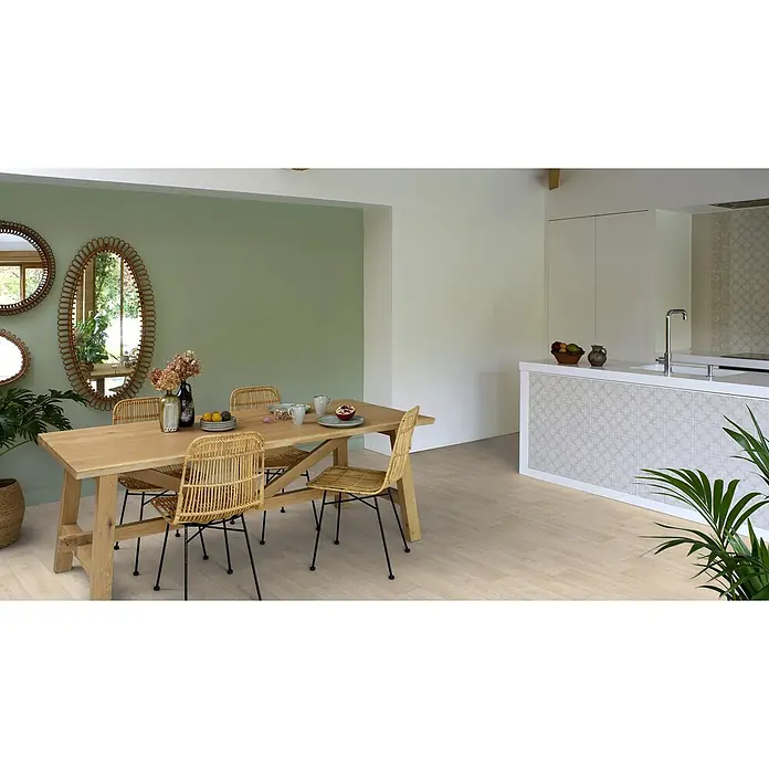 PVC-Boden Meterware Vinylboden 2m Diele Eiche hell creme weiss -  - Helles Holzparkett in einem modernen, offen gestalteten Ess- und Küchenbereich.