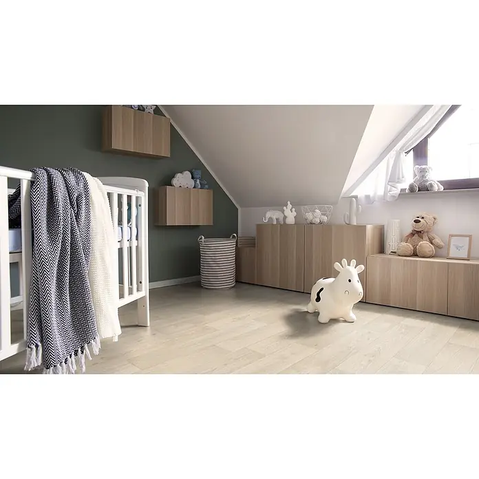 PVC-Boden Meterware Vinylboden 2m Diele Eiche hell weiss creme -  - Gemütliches Kinderzimmer mit hellem Holzboden, weißem Babybett, Holzschränken, einer dunkelgrünen Akzentwand und Spielzeug.