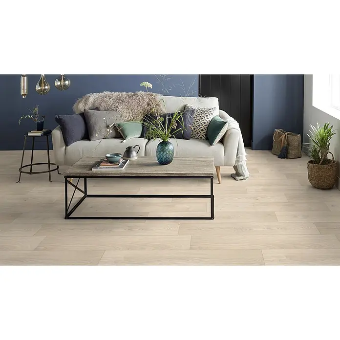 PVC-Boden Meterware Vinylboden 2m Diele Eiche hell creme weiss -  - Helle Holzfußbodenbretter mit natürlicher Maserung, verlegt in einem modernen Wohnzimmer.