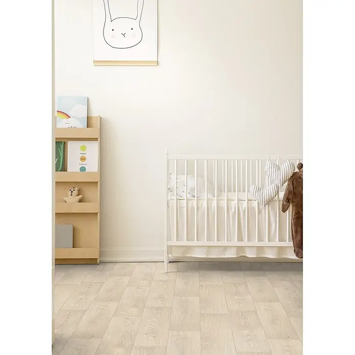 PVC-Boden Meterware Vinylboden 2m Diele Eiche hell weiss creme -  - Helle Holzfußböden mit dezenter Maserung in einem Kinderzimmer.