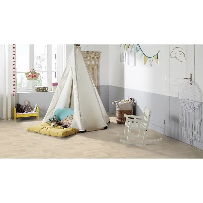 PVC-Boden Meterware Vinylboden 2m Diele Eiche hell weiss creme -  - Heller Holzplankenboden in einem Kinderzimmer mit Spielzelt und Spielzeug.