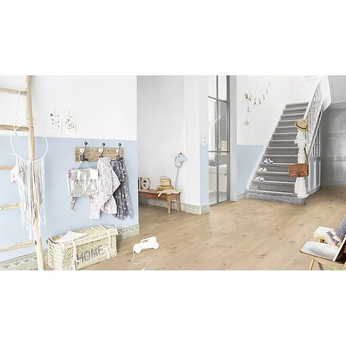 PVC-Boden Meterware Vinylboden 2m Diele Eiche hell rustikal -  - Heller Holzboden in einem freundlichen Flur mit Treppe und Kinderdekoration.