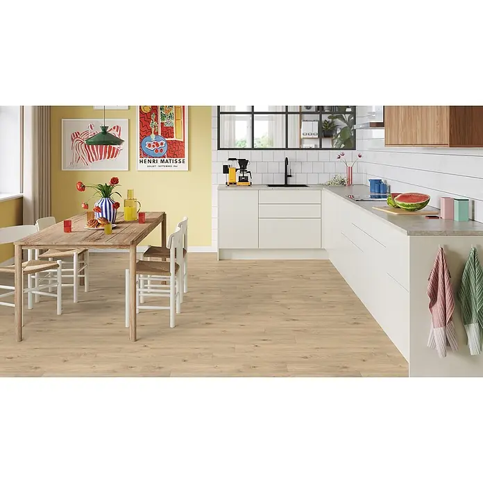 PVC-Boden Meterware Vinylboden 2m Diele Eiche hell rustikal -  - Heller Holzboden in einer hellen, modernen Küche und einem Essbereich mit Holztisch und weißen Schränken.