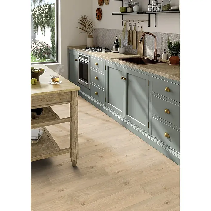 PVC-Boden Meterware Vinylboden 2m Diele Eiche hell rustikal -  - Heller Holzfußboden in einer modernen Küche, mit breiten Dielen und natürlicher Maserung.