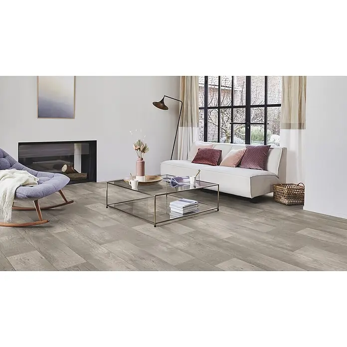 PVC-Boden Meterware Vinylboden 2m Diele Eiche grau antik -  - Heller grauer Holzoptik-Dielenboden in einem modernen Wohnzimmer.