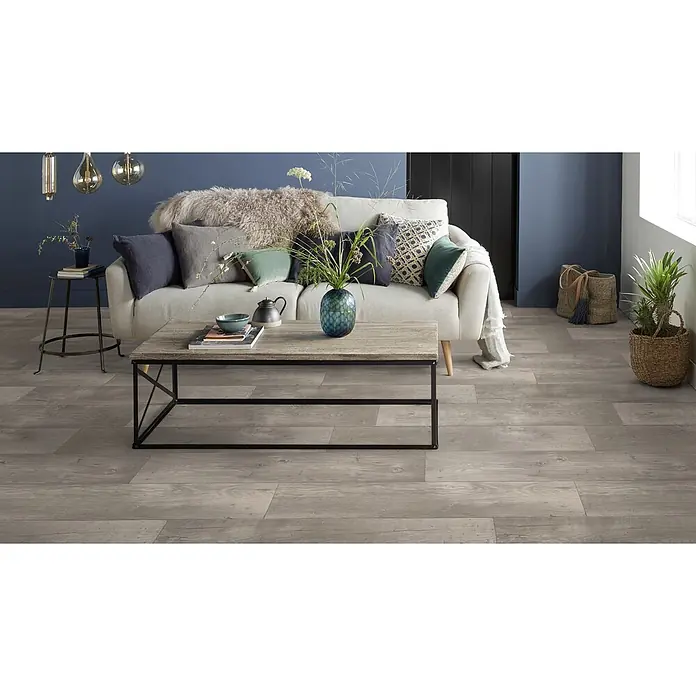 PVC-Boden Meterware Vinylboden 2m Diele Eiche grau antik -  - Grauer Holzboden in einem gemütlichen Wohnzimmer verlegt.