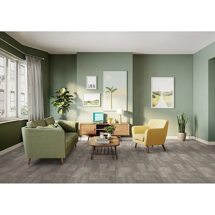 PVC-Boden Meterware Vinylboden 2m Diele Eiche grau antik -  - Ein Wohnzimmer mit grünen und gelben Möbeln, einem Holztisch und grauem Holzfußboden.