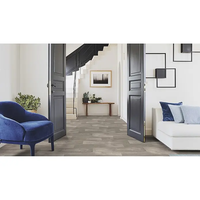 PVC-Boden Meterware Vinylboden 2m Diele Eiche grau antik -  - Grau gemasertes Dielenboden in einem modernen Flur, der in angrenzende Räume führt.
