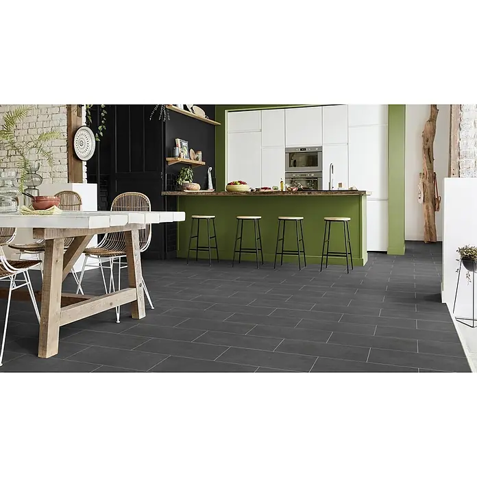 PVC-Boden Meterware Vinylboden 2m Fliesenoptik dunkel-grau antrazit -  - Dunkelgraue rechteckige Bodenfliesen in einem modernen Küchen- und Essbereich.