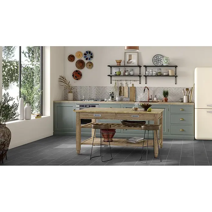 PVC-Boden Meterware Vinylboden 2m Fliesenoptik dunkel-grau antrazit -  - Helle Kücheninsel aus Holz mit Schubladen, Regalen und Sitzgelegenheiten für zwei, im Mittelpunkt einer modernen Küche.