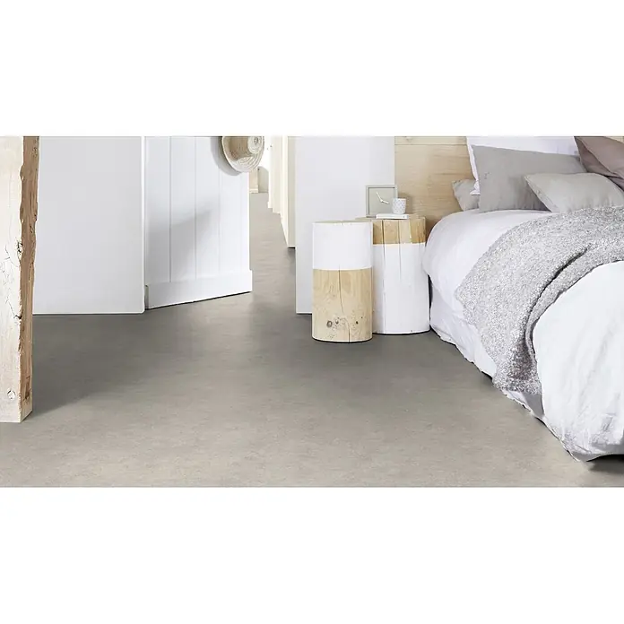 PVC-Boden Meterware Vinylboden 2m Betongrau -  - Heller grauer Boden in einem modernen Schlafzimmer mit Bett und Holznachttischen.