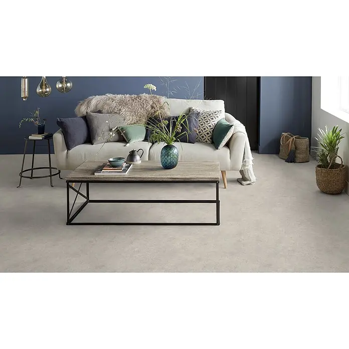 PVC-Boden Meterware Vinylboden 2m Betongrau -  - Hellgrauer, dezent strukturierter Bodenbelag in einem modernen Wohnzimmer. Eine vielseitige Basis für zeitgenössische Einrichtung.