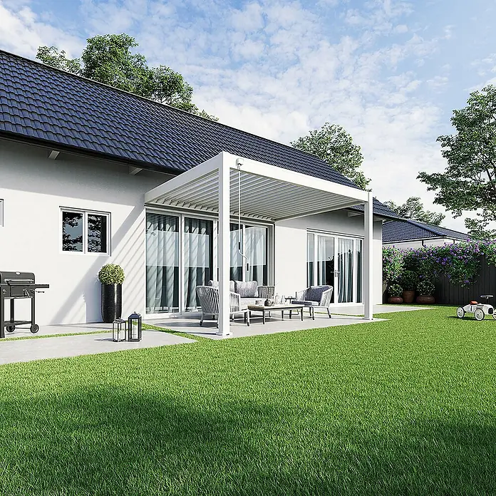 Deluxe Wand Pavillon Terrassenüberdachung Aluminium 3 x 3,6 M Weiß -  - Moderne weiße Pergola über einer Terrasse neben einem Haus mit grünem Rasen.