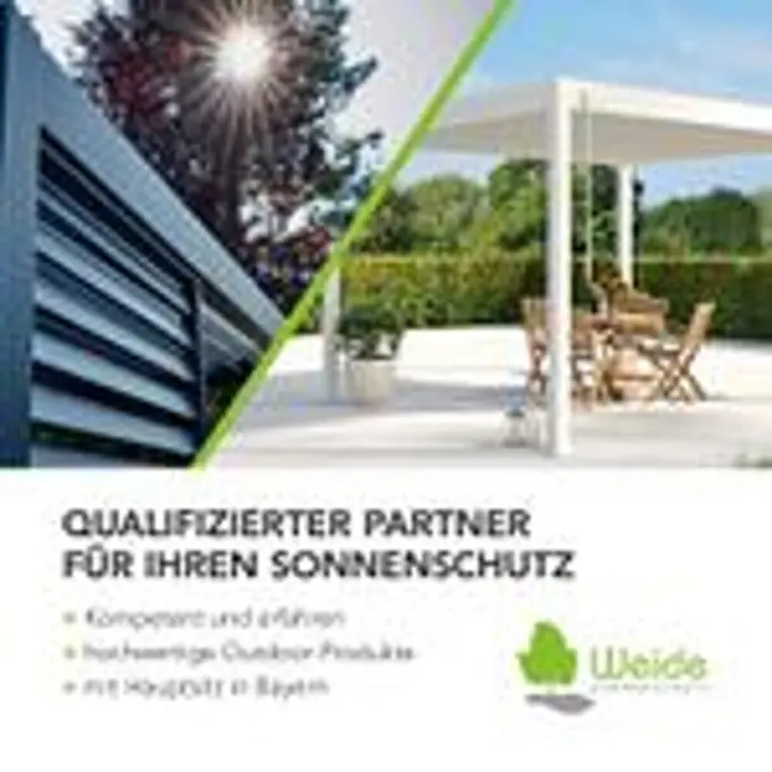 Seitenwand Dekorative Paneel für Weide Pergola Blatt-Design 93 cm Weiß -  - Dunkelgrauer Lamellen-Sonnenschutz und eine weiße moderne Pergola über einem Sitzbereich im Freien.