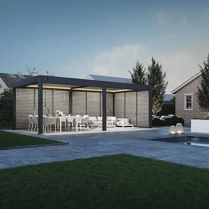 Seitenwand Lamellenwand Paneel für Weide Pergola Drehbar Holzoptik 93 cm -  - Eine dunkelgraue moderne Pergola mit Beleuchtung umschließt einen Ess- und Loungebereich im Freien am Pool in der Dämmerung.