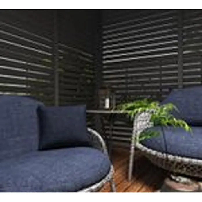 Seitenwand Lamellenwand Paneel für Weide Pergola Drehbar Anthrazit 113 cm -  - Gemütlicher Balkon mit dunklen Lamellen-Sichtschutzwänden und zwei geflochtenen Stühlen mit plüschigen, dunkelblauen Kissen um einen kleinen Tisch.