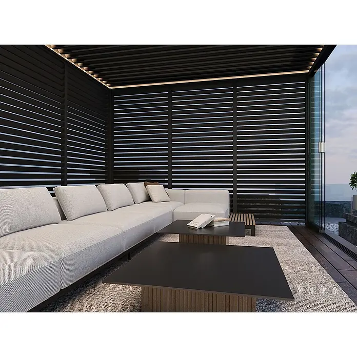 Seitenwand Lamellenwand Paneel für Weide Pergola Drehbar Anthrazit 113 cm -  - Moderne hellgraue Outdoor-Ecksofa und dunkle Couchtische in einer Lamellen-Terrassenumgebung.