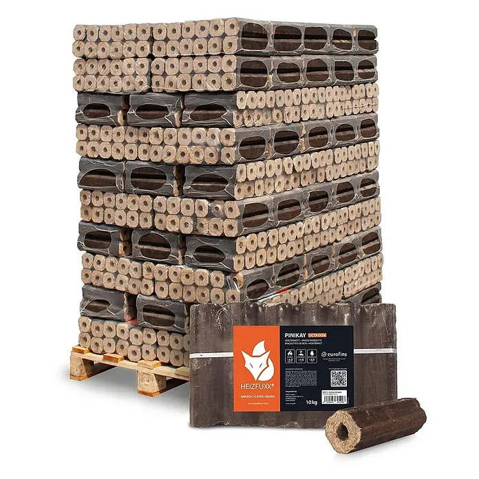 PiniKay Octagon Holzbriketts Hartholz 10kg x 96 Gebinde 960kg Palette -  - Dunkelbraune, achteckige Holzbriketts mit Loch, auf Palette gestapelt zum Heizen.