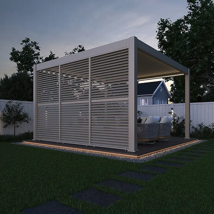Seitenwand Lamellenwand Paneel für Weide Pergola Drehbar Sand 113 cm -  - Moderne hellgraue Pergola mit Lamellenwänden und integrierter LED-Beleuchtung, die einen privaten Loungebereich im Garten schafft.