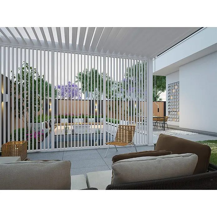 Seitenwand Lamellenwand Paneel für Weide Pergola Weiß 113 cm -  - Moderne weiße Lamellenpergola über einer Außenterrasse mit bequemen Sitzgelegenheiten, mit Blick auf Garten und Pool.