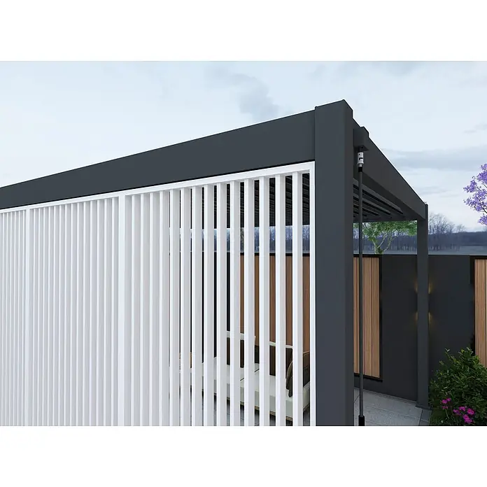 Seitenwand Lamellenwand Paneel für Weide Pergola Weiß 113 cm -  - Moderne dunkelgraue Pergola mit weißem Lamellen-Sichtschutz, die einen stilvollen Außenwohnbereich schafft.